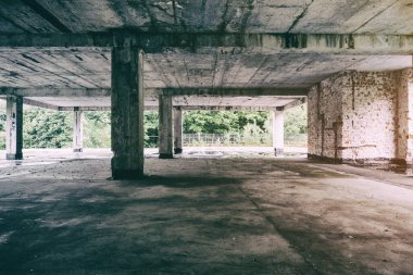 kentsel araştırma, Bina eski terkedilmiş evinde flor düşme güneş ışınları terk edilmiş. Ürkütücü ve korkunç eski fabrika Urbex. Fotoğraf yok edilen tuğla ile antik kalıntıları soluk,