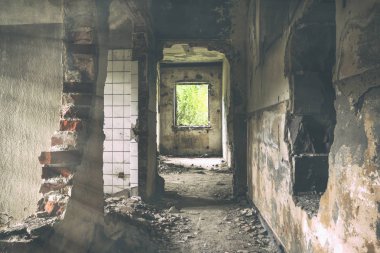 kentsel araştırma, Bina eski terkedilmiş evinde flor düşme güneş ışınları terk edilmiş. Ürkütücü ve korkunç eski fabrika Urbex. Fotoğraf yok edilen tuğla ile antik kalıntıları soluk,