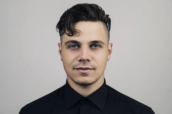 Adam resmi giyim (gömlek) ve gri arka plan üzerinde mükemmel temiz cilt portresi studion ışık, aydınlatmalı portresi yakışıklı erkek modeli ile modern saç modeli ile. Moda resmi portre. 