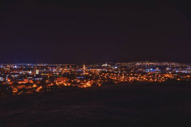 Nitra City gecede Hill (dağ) üstünde görünüm noktadan. Slovakya. Mor gece gökyüzü ile Slovak şehir Nitra. Şehir Merkezi bina ve kilise ile gece. (Soluk gece şehir)