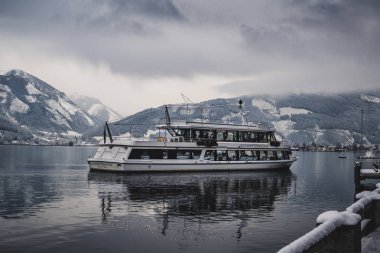 Avusturya - Zell am See - 16. 12. 2017 turist nde yolculuk kar ve arka planda güzel dağ donmuş göl üzerinde. Turistik gemi (tekne) salling kış saati ve gölde yansıtma