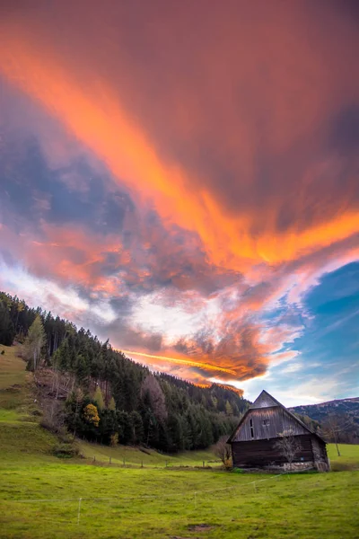Stara Stodoła Zachodzie Słońca Chmury — Zdjęcie stockowe