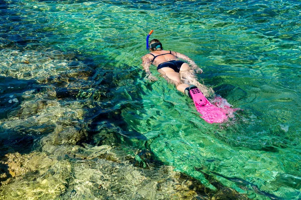 Kaunis Nainen Bikinissä Snorklaus Kautta Turkoosi Vesi Rannikolla — kuvapankkivalokuva