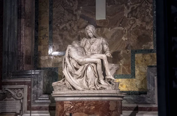 로마의 베드로 성당에서 미켈란젤로의 Pieta — 스톡 사진