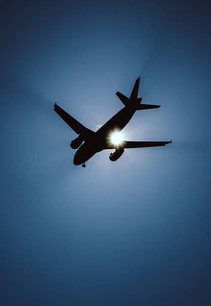 Sziluettjét Egy Repülőgép Során Megközelítés Előtt Fényes Nap — Stock Fotó
