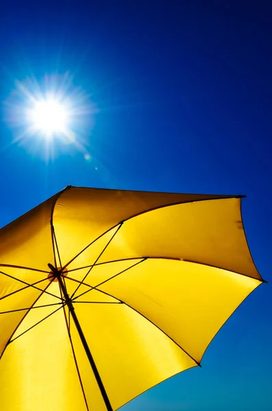 Parapluie Jaune Avec Soleil Éclatant Ciel Bleu — Photo