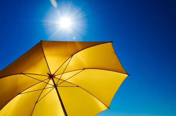 Parapluie Jaune Avec Soleil Éclatant Ciel Bleu — Photo