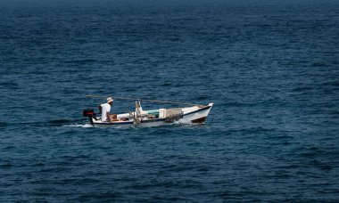 Akdeniz 'de Bekar Adam Olan Eski Ahşap Sürat Teknesi