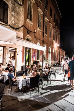 Pula, Hırvatistan - 24 Ağustos 2019: Pula Hırvatistan 'da Turist ve Restoranla Meşgul Alışveriş Caddesi