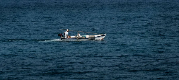 Vecchia Barca Motore Legno Con Uomo Solo Sul Mar Mediterraneo — Foto Stock