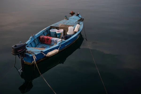 Limanda Sakin Üzerinde Eski Ahşap Balıkçı Teknesi — Stok fotoğraf