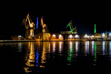 Hırvatistan 'daki Pula Limanı' ndaki Renkli Aydınlatılmış Gemi Turnaları