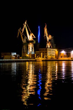 Hırvatistan 'daki Pula Limanı' ndaki Renkli Aydınlatılmış Gemi Turnaları