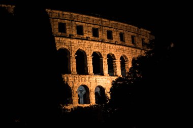 Hırvatistan 'daki Roma Amfitiyatrosu Pula Arena Gece Aydınlandı