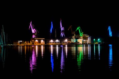 Hırvatistan 'daki Pula Limanı' ndaki Renkli Aydınlatılmış Gemi Turnaları