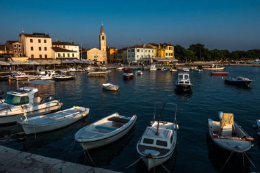 Hırvatistan 'da Eski Kilise ve Limanda Tekneleri Olan Resimli Köy Fazana