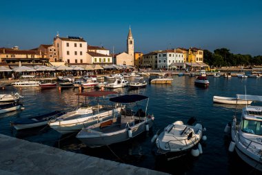Hırvatistan 'da Eski Kilise ve Limanda Tekneleri Olan Resimli Köy Fazana