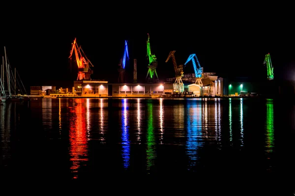 Grues Navire Éclairées Colorées Sur Les Quais Portuaires Pula Croatie — Photo