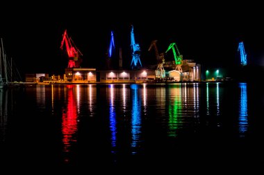 Hırvatistan 'daki Pula Limanı' ndaki Renkli Aydınlatılmış Gemi Turnaları