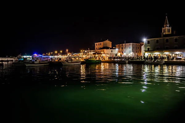 Iluminado Vila Fazana Croácia Noite Com Igreja Velha Barcos Porto — Fotografia de Stock