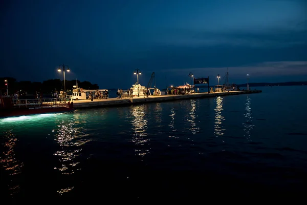 Verlichte Motorboten Bij Jetty Calm Harbor Kroatië — Stockfoto