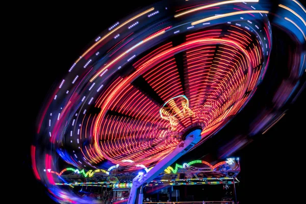 Bunte Lichterkette Von Einem Schnellen Karussell Einem Funpark Der Nacht — Stockfoto