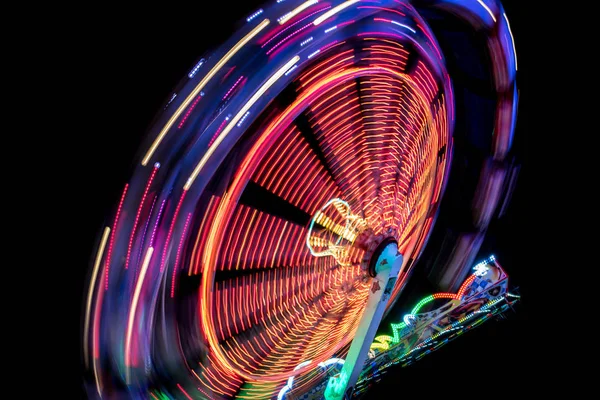 Kolorowy Szlak Świetlny Szybkiej Karuzeli Parku Rozrywki Nocy — Zdjęcie stockowe