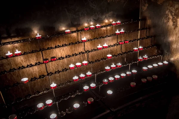 Candele Memoria Rossa Che Bruciano Nella Cappella — Foto Stock