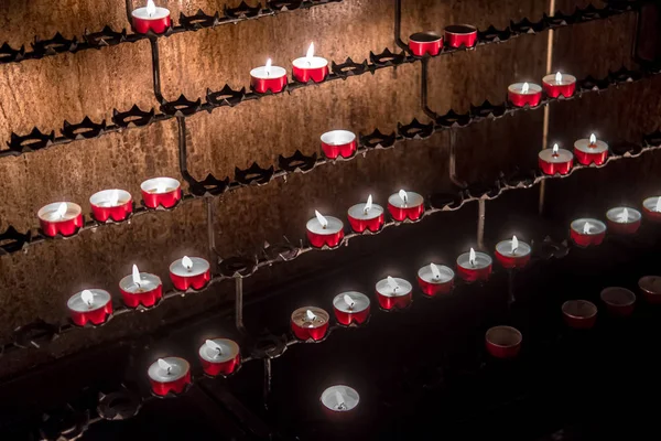 Bougies Mémoire Rouge Brûlant Dans Chapelle — Photo