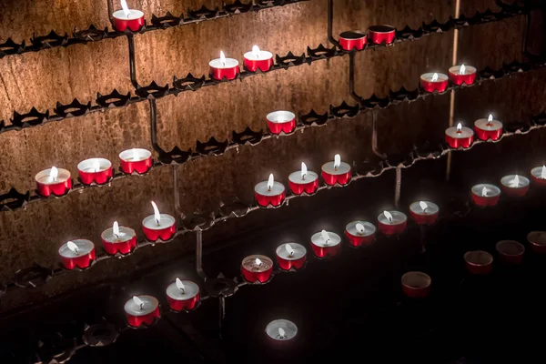 Czerwone Świece Pamięci Płonące Kaplicy — Zdjęcie stockowe