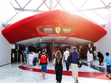 Abu Dabi, Uae - 10 Kasım 2011: Abu Dabi 'deki Ferrari Dünya Tema Parkı' na Giriş. 1 Haziran 2011, Abu Dabi, Birleşik Arap Emirlikleri