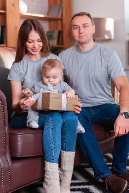 Güzel mutlu anne, baba ve oğul birlikte eğleniyor ve kameraya gülümsüyor.