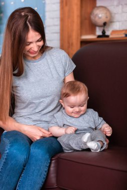 Güzel mutlu anne ve oğul birlikte eğleniyor ve kameraya gülümsüyor.