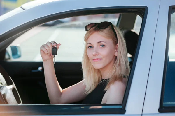 Blondynka Kierowca Samochód Kobieta Uśmiecha Się Pokazując Nowe Kluczyki Samochód — Zdjęcie stockowe