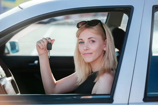 Loira Motorista Carro Mulher Sorrindo Mostrando Novas Chaves Carro Carro — Fotografia de Stock