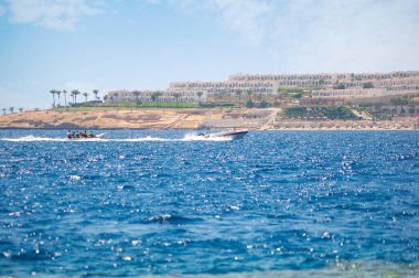 Naama Körfezi 'nde (Köpekbalığı Körfezi) turistli tekneler, Mısır' da Sharm el Sheikh