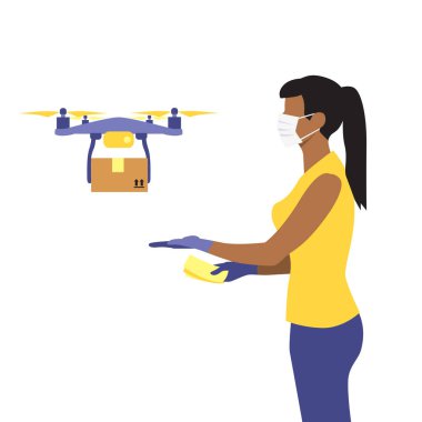 Koruyucu tıbbi maskeli siyah ya da Latin bir kadının vektör çizimi ve paket ya da kutuyu getiren uçan bir dron. İnsansız hava aracı konseptiyle kapıya güvenli bir teslimat. Çevrimiçi alışveriş emri