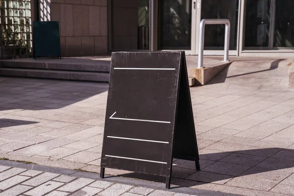 Cafetería o restaurante menú pizarra en la calle al aire libre — Foto de Stock