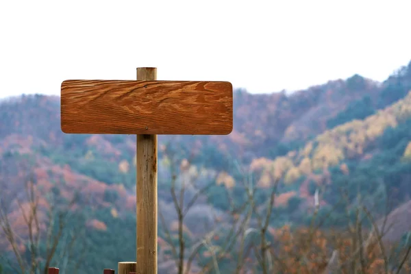 Decoración de letrero de destino de madera con fondo otoño naturaleza Fotos De Stock Sin Royalties Gratis