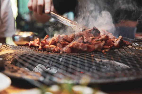 한국 바베큐 갈비 고기에 연기를 내는 모습 — 스톡 사진
