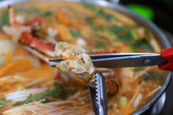 Tijeras de mariscos cortando una pata de cangrejo. Sopa de estofado de cangrejo picante de comida tradicional coreana, Kkotgetang Fotos De Stock
