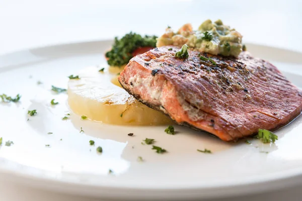 Karamellisiertes Ananas-Lachsfilet mit Sellerie auf weißem Teller — Stockfoto