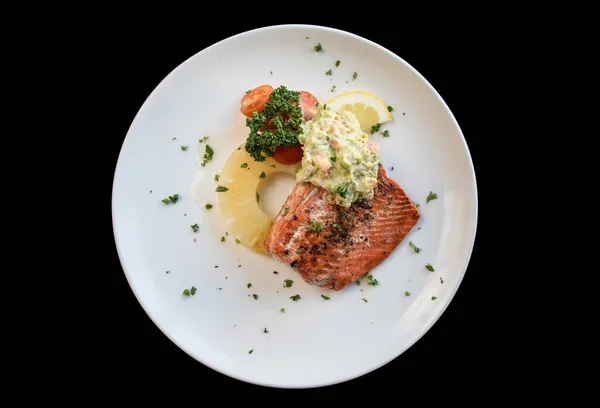 Karamellisiertes Ananas-Lachsfilet mit Sellerie auf weißem Teller — Stockfoto