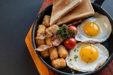 Güneşli tarafı kapat. Yumurta tavasını tost, esrar, domates....