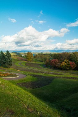 Biei, Hokkaido, Japonya 'da bulutlu ve manzaralı inanılmaz bir gökyüzü..