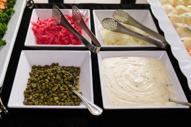 Dört tabak sos ve meze..