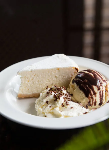 Bir Dilim Peynirli Pasta Beyaz Tabakta Krem Şanti — Stok fotoğraf