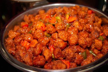 Büfe tepsisinde büyük bir kase köfte sosu.