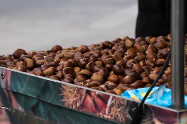 Kore usulü kavrulmuş kestanenin yakın plan görüntüsü. Popüler Kore sokak yemekleri.