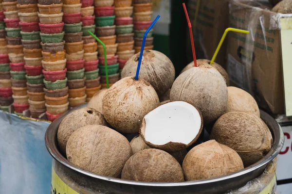 Eau Coco Aux Fruits Été Rafraîchissante Empilée Coques Noix Coco — Photo